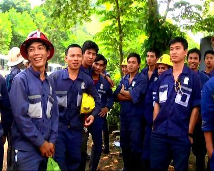 Công nhân chặn đường, nhà máy vàng lớn nhất Việt Nam tê liệt