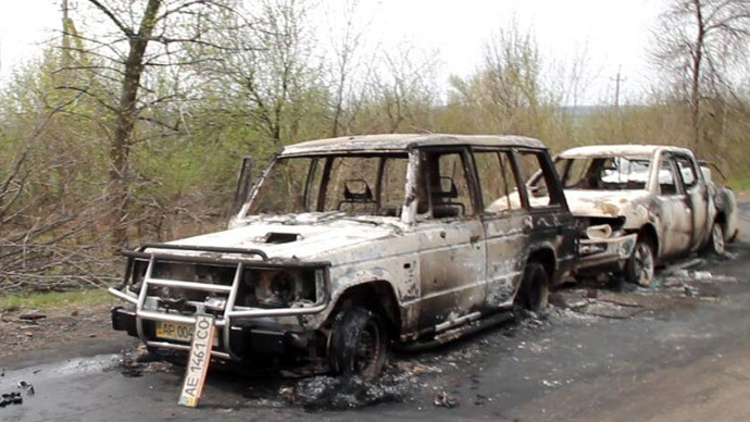 Hai chiếc xe bị phá hủy trong vụ nổ súng ở Slavyansk