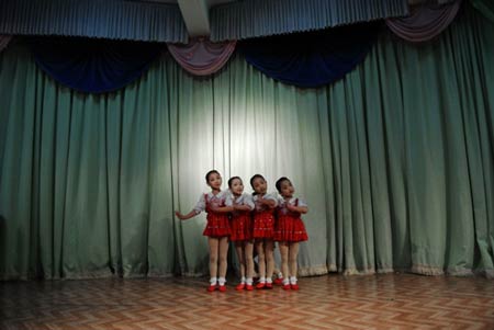 Các bé gái trình diễn múa ở một sự kiện tại Siniuju.