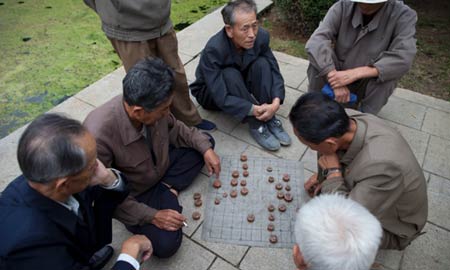 Người già chơi cờ ở thủ đô Bình Nhưỡng.
