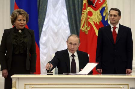 Tổng thống Putin trong lễ ký sắc lệnh sáp nhập Crimea vào lãnh thổ Nga