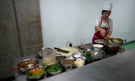 Đầu bếp chuẩn bị đồ ăn ở một siêu thị tại Bình Nhưỡng.