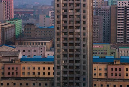 Một tòa nhà chung cư giữa những tòa nhà khác ở thủ đô Bình Nhưỡng.