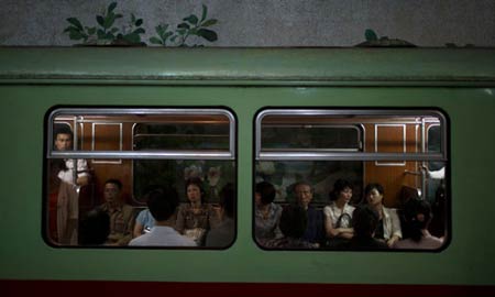 Hành khách tập trung tại một bảng đọc báo ở một ga tàu tại Bình Nhưỡng năm 2013.