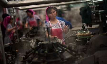 Công nhân tại nhà máy dệt ở thủ đô Bình Nhưỡng.