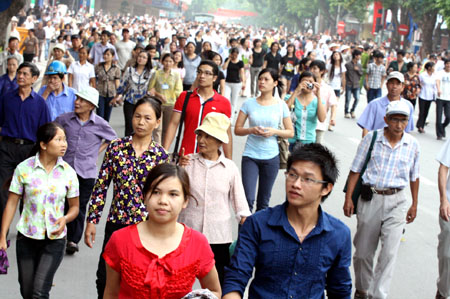 Người dân đi bộ quanh khu vực hồ Hoàn Kiếm dịp Đại lễ 1.000 năm Thăng Long - Hà Nội (10/2010)