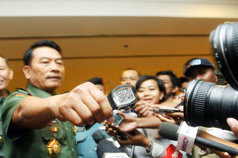 Tướng Indonesia thừa nhận dùng đồng hồ giả “Made in China”