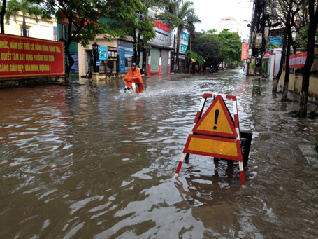 Hà Nội: Mưa đầu mùa, nhiều tuyến phố, trường học ngập nặng