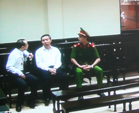 Dương Chí Dũng trao đổi với luật sư trước buổi làm việc của tòa.