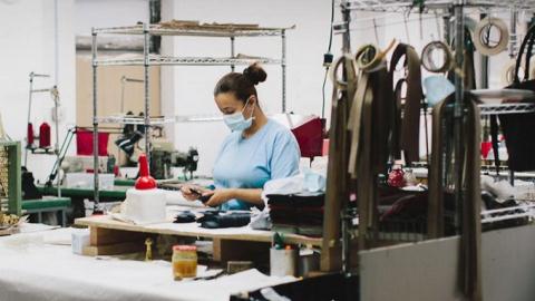 Một nhân viên của hãng túi xách Rebecca Minkoff đang làm việc tại nhà máy Baikal ở New York, Mỹ - Ảnh: Business Week