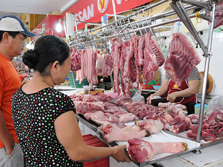 Chợ Bến Thành, TP HCM vắng vẻ khách mua hàng trong ngày 1-5 Ảnh: HỒNG THÚY