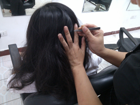Nghề kinh doanh nhổ tóc bạc ở Hà Nội thu hút được nhiều khách tìm đến.