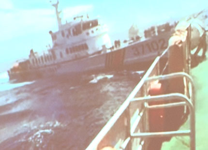 Hình ảnh cắt từ clip cho thấy tàu Trung Quốc đã ngang ngược đâm vào tàu của Việt  Nam.