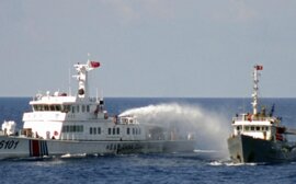 Tàu Trung Quốc vẫn tiếp tục đâm tàu Việt Nam