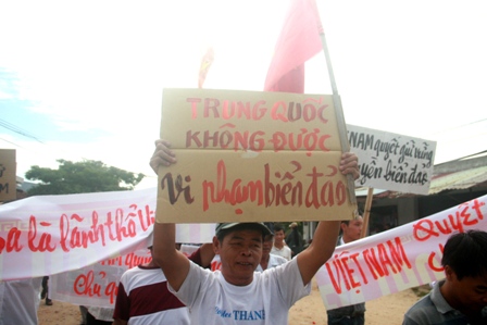 Ngư dân Nguyễn Tấn Hải phản đối Trung Quốc (Ảnh T.Trân)