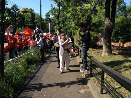 Đoàn tuần hành vừa đi vừa hô vang khẩu hiệu chống Trung Quốc