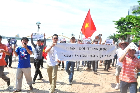 Người dân diễu hành qua các tuyến phố chính phản đối Trung Quốc