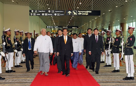 Quang cảnh Lễ đón Thủ
tướng Nguyễn Tấn Dũng tại sân bay Nay Pyi Taw. Ảnh: Đức Tám