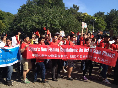 Đoàn tuần hành vừa đi vừa hô vang khẩu hiệu chống Trung Quốc