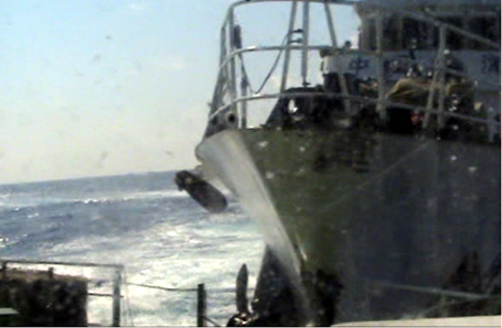 Mũi tàu Hải cảnh 44103 Trung Quốc đâm thẳng tàu Cảnh sát biển Việt Nam 2012 từ một góc chụp khác