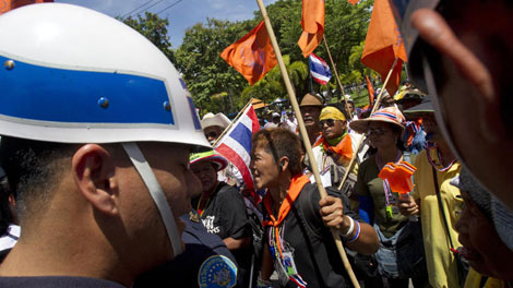 Cảnh sát chặn người biểu tình tụ tập bên ngoài một căn cứ không quân ở Bangkok ngày 15/5.