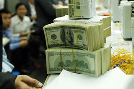 Vay tiền nước ngoài giải cứu nợ xấu ngân hàng?