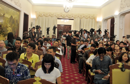 Hội trường cuộc họp báo đông nghẹt phóng viên trong và ngoài nước