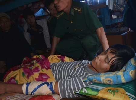 Ngư dân Nguyễn Tấn Hải bị gãy tay và nằm bất động trên tàu.