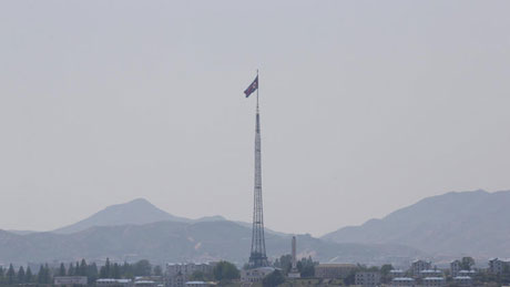 Quốc kỳ Triều Tiên gần làng biên giới Panmunjom chia cắt Triều Tiên và Hàn Quốc.