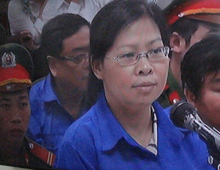 Bị cáo Nguyễn Thị Hải Yến trả lời chất vấn của tòa.