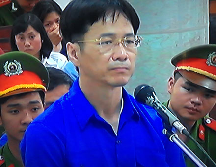 Bị cáo Lý Xuân Hải trả lời thẩm vấn về việc kinh doanh vàng.
