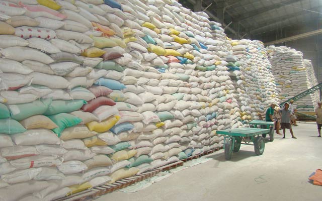 Với lý do lỗ, nhiều doanh nghiệp đã xin trả lại hợp đồng cung ứng gạo xuất khẩu. 