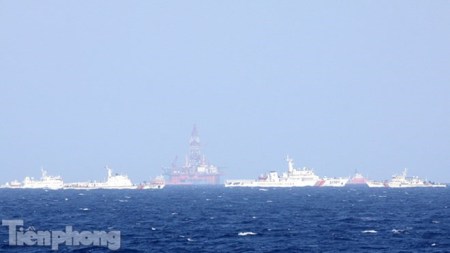 Tàu Trung Quốc dàn hàng ngang để cản phá tàu Việt Nam