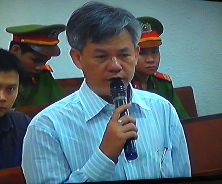 Nguyễn Văn Hòa nói về việc ủy thác cho nhân viên mang tiền đi gửi. (Ảnh, Tuấn Hợp).