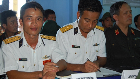 Chỉ huy trẻ Mai Thanh Tùng (bên trái)