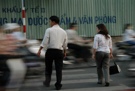 Khách Tây và chuyện “sang đường” ở Việt Nam