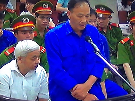 Bị cáo Huỳnh Quang Tuấn trả lời trước tòa (Ảnh: Lê Tú)