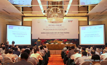 Hội thảo công bố Báo cáo thường niên Kinh tế Việt Nam 2014 đang diễn ra tại Hà Nội (Ảnh: CN).