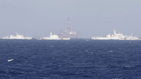 Các tàu của Trung Quốc bao vây giàn khoan Hải Dương-981.