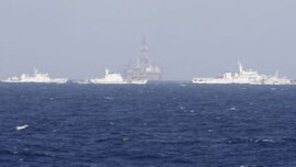 Trung Quốc chĩa súng vào tàu Việt Nam gần giàn khoan trái phép