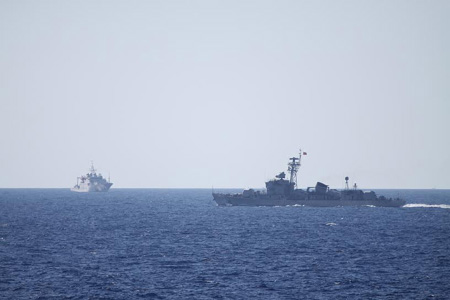 Tường thuật từ Hoàng Sa: Trung Quốc “gạ” tàu Việt Nam “rút về vì tình hữu nghị”
