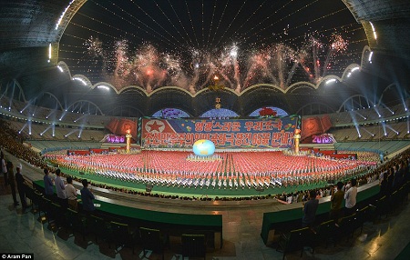 Pháo hoa thắp sáng bầu trời Triều Tiên trong lễ khai mạc hội đồng diễn Arirang năm 2013.