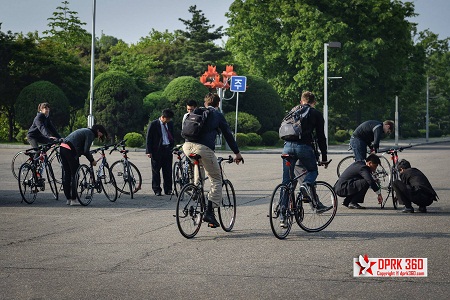 Ở Triều Tiên hiện có khá nhiều khách du lịch nước ngoài. Họ có thể thuê xe đạp để di chuyển.