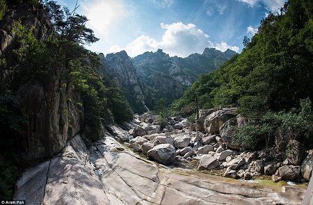 Ở Triều Tiên có rất nhiều thắng cảnh tự nhiên, hứa hẹn hấp dẫn du lịch nếu được quảng bá tốt.