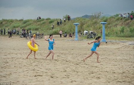 Những cô gái trẻ đang chơi đùa trên bãi biển.