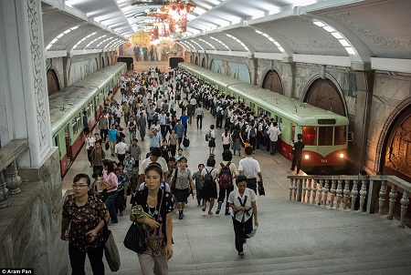 Ga tàu điện ở Bình Nhưỡng, người dân trật tự xếp hàng theo thứ tự để được lên tàu.
