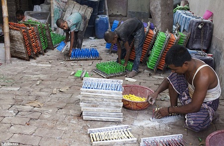 Những cậu bé làm việc tại xưởng tái chế nhựa ở thủ đô Dhaka.