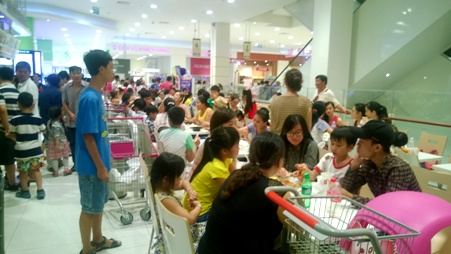 Một góc rất đông các em bé và phụ huynh tại một trung tâm mua sắm 
