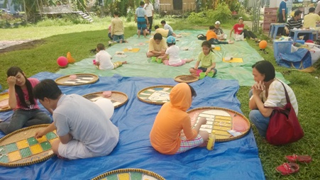 Các em lớn tuổi chơi trò ô quang trong nhà thiếu nhi thành phố