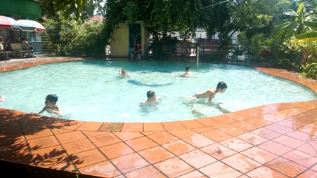 Bơi lội cũng là trò chơi giải nhiệt rất được ưa chuộng của các bé